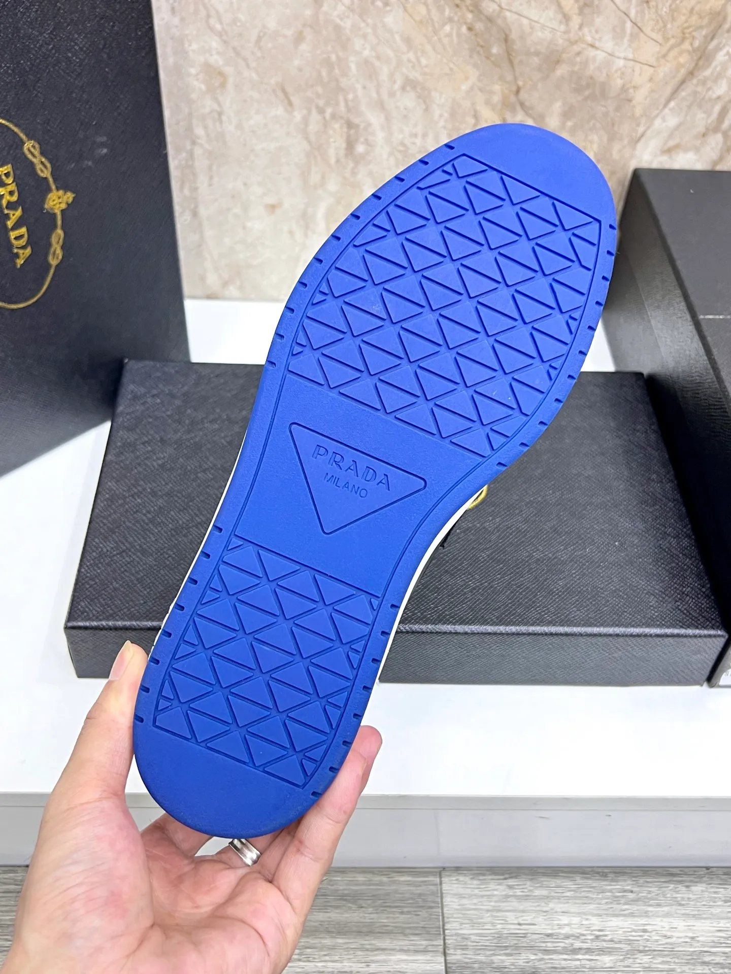 💰620 Prada classic men’s lace-up casual shoes｜Imported cowhide upper｜Layered stitching design on the upper Lightweight and breathable｜Soft and comfortable｜PRADA letters on the side｜Distinctive sporty style Showing the brand style｜Lightweight embossed rubber sole｜With cowhide foot pad lining｜Excellent foot feel Fashionable and elegant｜Size: 38-44 (customized at 45)